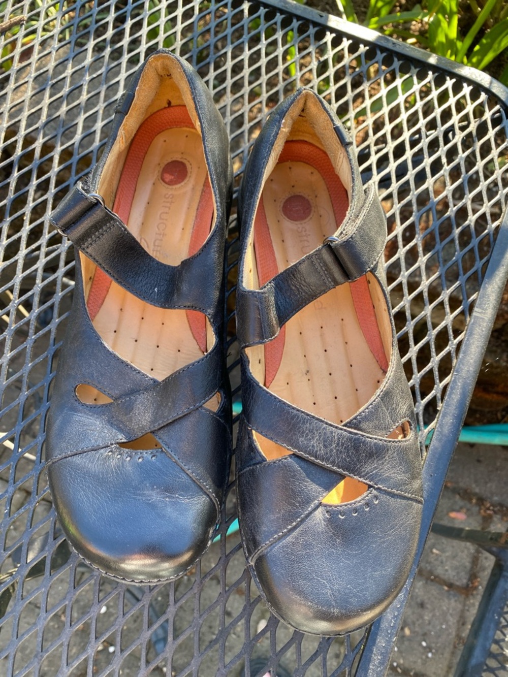 Preowned Clark’s Women's Mary Jane Comfort Shoes - Stitched Design 7.5 M